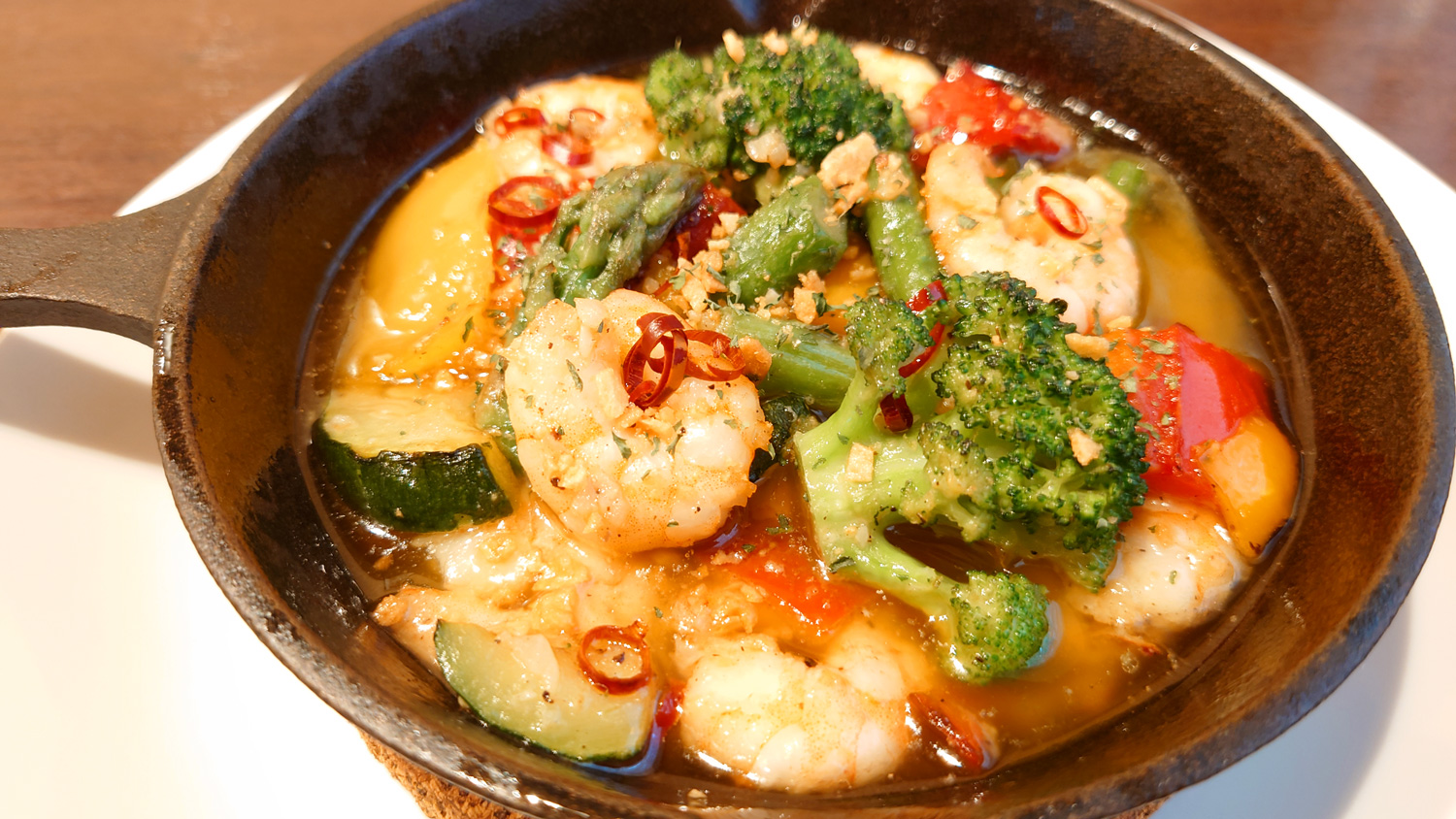 A la carte【アラカルト】温かい料理｜海老と彩り野菜のアビージョの写真