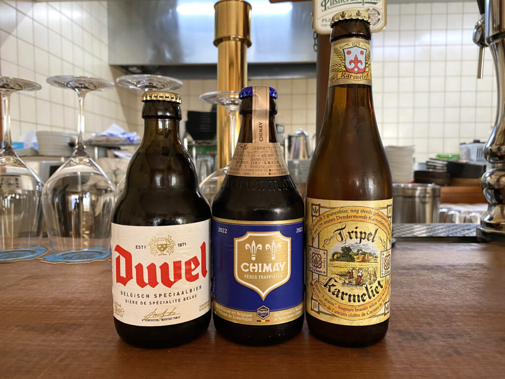 ベルギーのクラフトビール、Duvel （デュベル）、Chimay Blue （シメイ・ブルー）、Tripel Karmeliet （トリプル・カルメリット）の写真