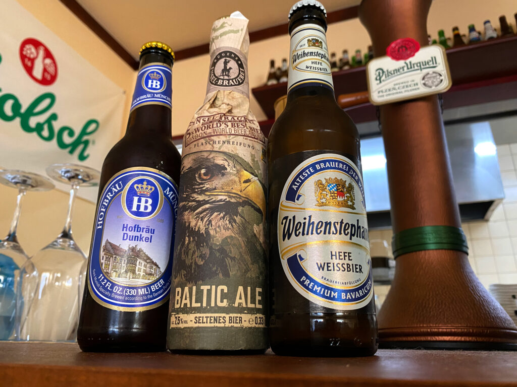 ドイツのクラフトビール、Hofbrau Dunkel （ホフブロイ・ドゥンケル）、Baltic Ale （バルティック・エール）、Weihenstephaner Hefe Weiss （ヴァイエンステファン・ヘフェヴァイス）の写真