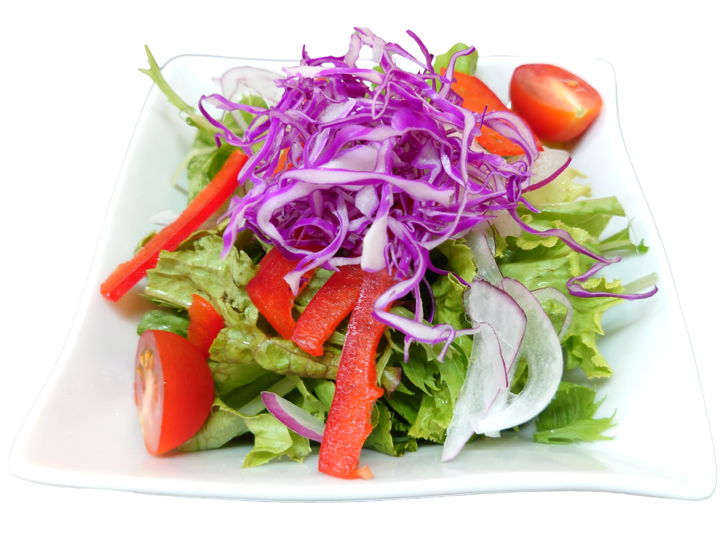 ランチサラダの写真｜紫キャベツ、赤いパプリカ、玉ねぎ、レタス、プチトマトの彩りが食欲をそそる