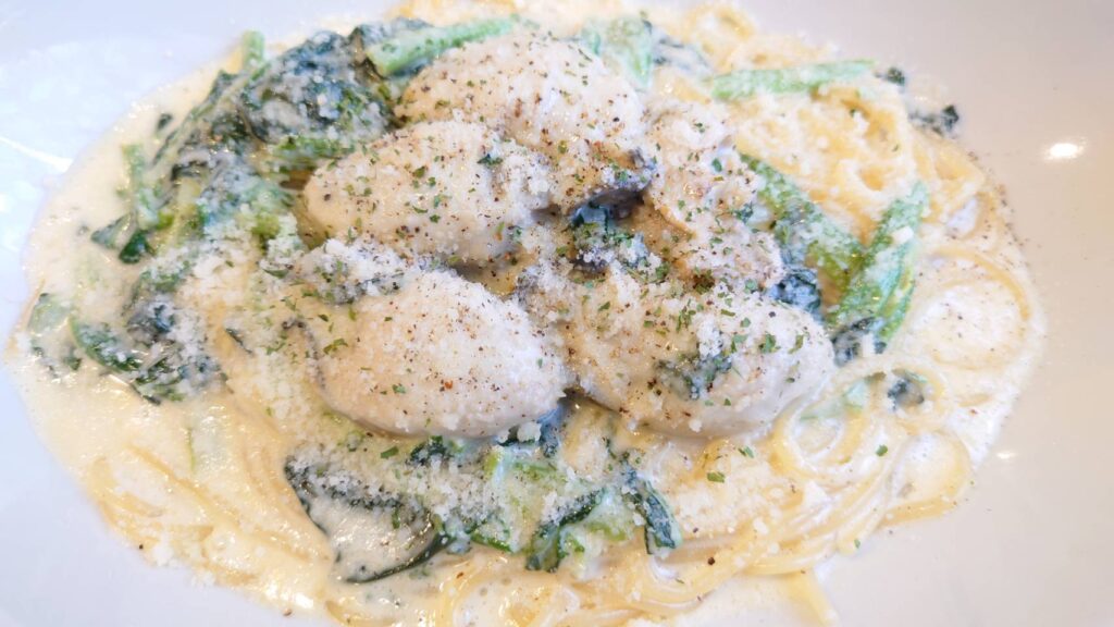 瀬戸内カキとほうれん草のクリームパスタ
