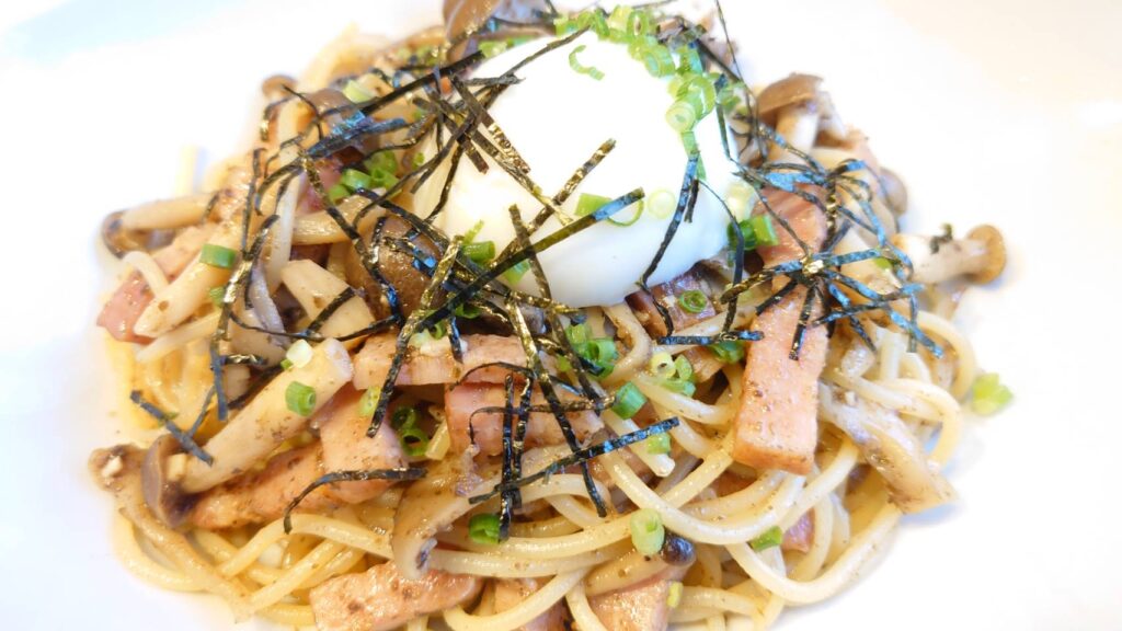 トリュフの入ったベーコンきのこの温玉のせ和風パスタ