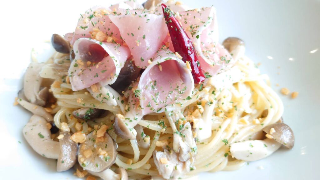 生ハムときのこのアーリオ・オーリオ