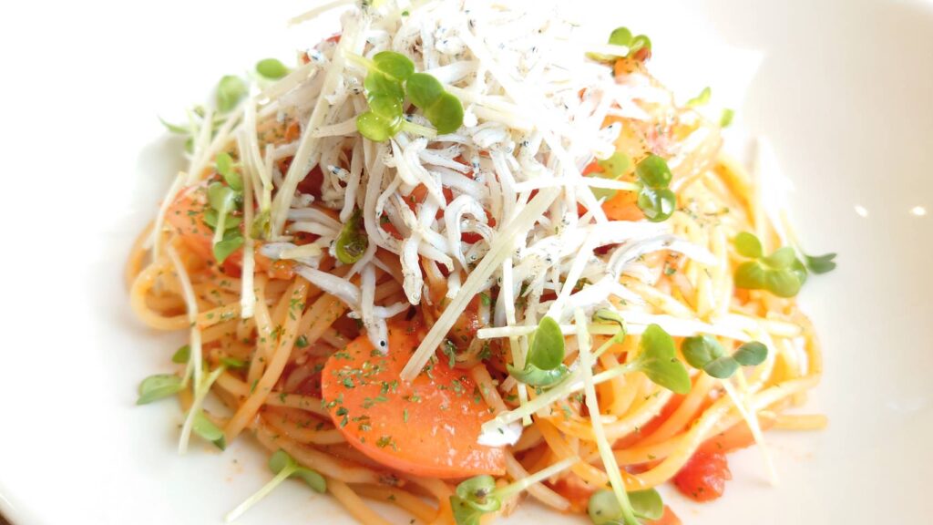 釜あげシラスとフレッシュトマトのパスタ