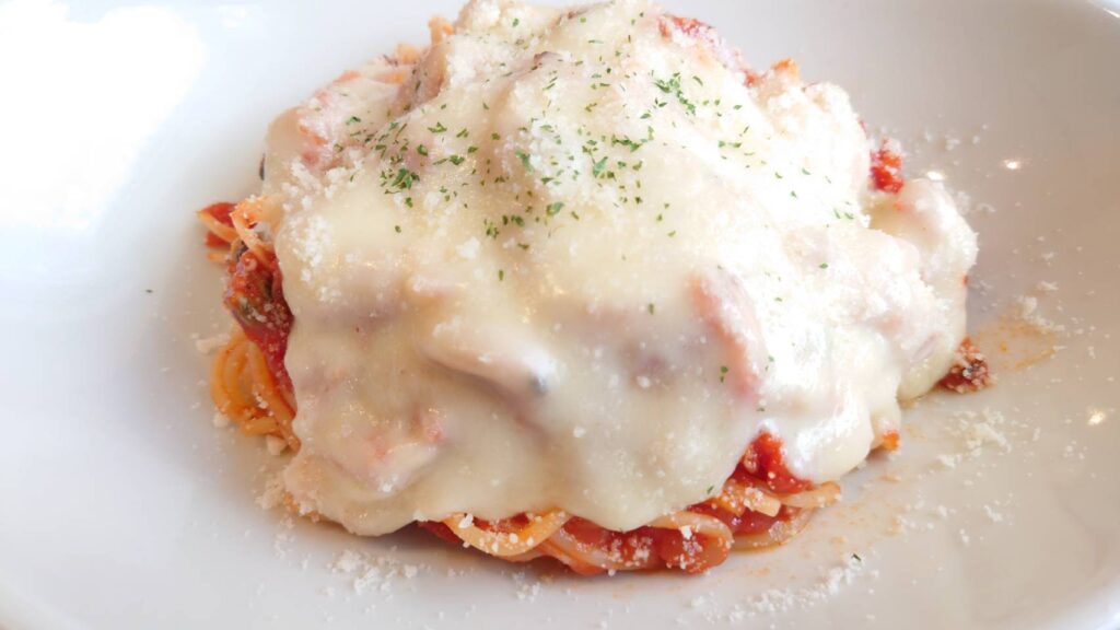 とろけるチーズとアサリのトマトパスタ