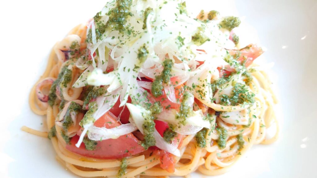 ヤリイカとフレッシュトマトのトマトバジルパスタ