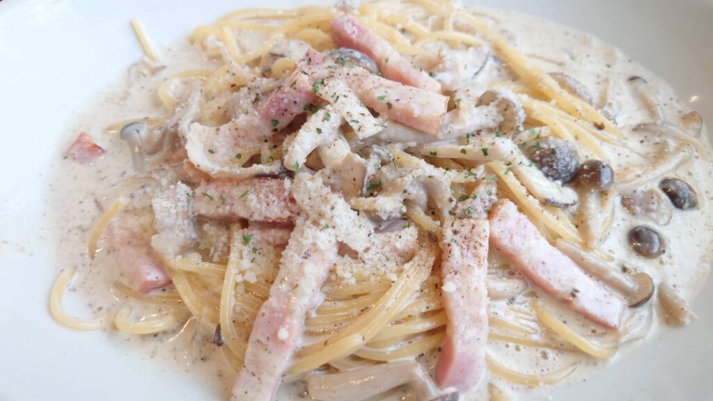 トリュフの入ったベーコンキノコのあっさりクリームパスタ